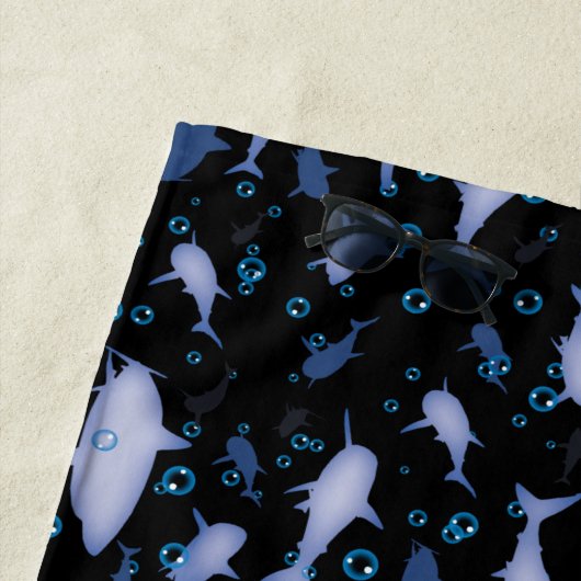 黒と青のサメのシルエットパターン ビーチタオル (インサイチュ)