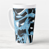 黒と青のスクラップまたはテープが破壊される カフェラテマグ (左アングル)