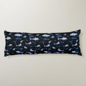 黒と青の繰り返しモチーフ |サメのパターン ボディピロー (裏面)