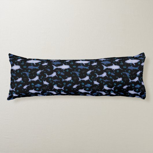 黒と青の繰り返しモチーフ |サメのパターン ボディピロー (正面)