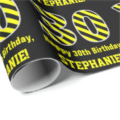 黒と黄ストライプの色「30」、30歳の誕生日+名前 ラッピングペーパー (ロールコーナー)