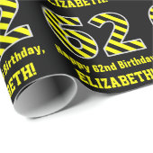 黒と黄ストライプの色「62」、62番目の誕生日+名前 ラッピングペーパー (ロールコーナー)