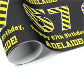 黒と黄ストライプの色「67」、67誕生日+名前 ラッピングペーパー (ロールコーナー)