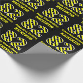 黒と黄ストライプの色"82"、82誕生日+名前 ラッピングペーパー (角)