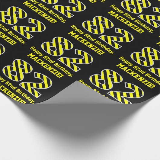 黒と黄ストライプの色"82"、82誕生日+名前 ラッピングペーパー (角)