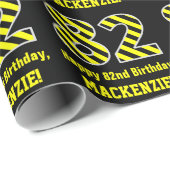 黒と黄ストライプの色"82"、82誕生日+名前 ラッピングペーパー (ロールコーナー)