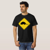 黒と黄色のアルマジロが道路標識を横切る Tシャツ (正面フル)