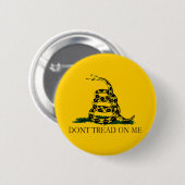 黒と黄色のガッズデン国旗を踏みつけるな! 缶バッジ (正面&裏面)