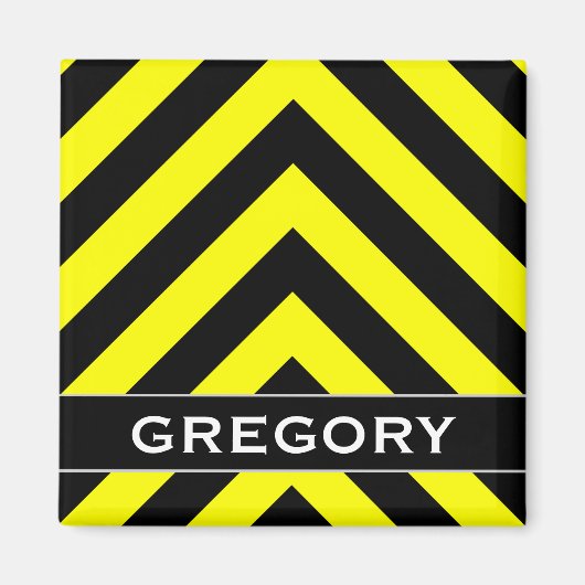 黒と黄色のシェブロンに似たパターン+名前をカスタムする マグネット (正面)