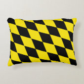 黒と黄色のバイエルダイヤモンド国旗のパターン アクセントクッション (正面)