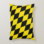 黒と黄色のバイエルダイヤモンド国旗のパターン アクセントクッション (正面(垂直))