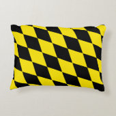 黒と黄色のバイエルダイヤモンド国旗のパターン アクセントクッション (裏面)