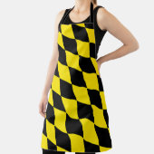 黒と黄色のバイエルダイヤモンド国旗のパターン エプロン (インサイチュ)