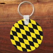 黒と黄色のバイエルダイヤモンド国旗のパターン キーホルダー (正面)
