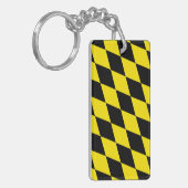 黒と黄色のバイエルダイヤモンド国旗のパターン キーホルダー (正面左)
