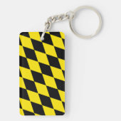 黒と黄色のバイエルダイヤモンド国旗のパターン キーホルダー (裏面)