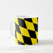 黒と黄色のバイエルダイヤモンド国旗のパターン コーヒーマグカップ (正面左)