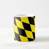 黒と黄色のバイエルダイヤモンド国旗のパターン コーヒーマグカップ (中央)