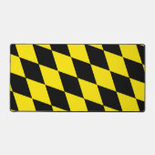 黒と黄色のバイエルダイヤモンド国旗のパターン デスクマット (正面)