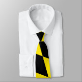 黒と黄色のバイエルダイヤモンド国旗のパターン ネクタイ (タイ)