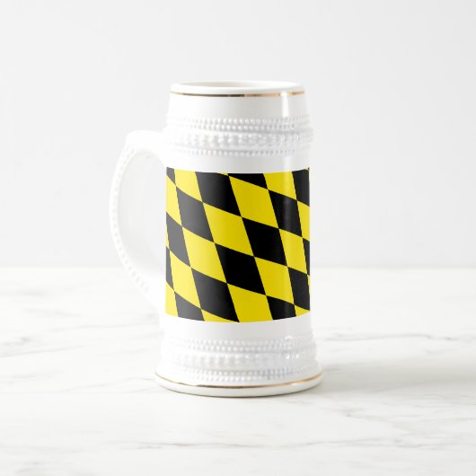 黒と黄色のバイエルダイヤモンド国旗のパターン ビールジョッキ (正面左)