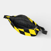 黒と黄色のバイエルダイヤモンド国旗のパターン ファニーパック (見開き)