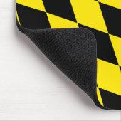 黒と黄色のバイエルダイヤモンド国旗のパターン マウスパッド (コーナー)