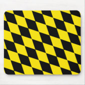 黒と黄色のバイエルダイヤモンド国旗のパターン マウスパッド (正面)