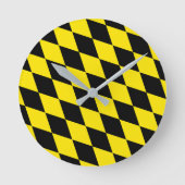 黒と黄色のバイエルダイヤモンド国旗のパターン ラウンド壁時計 (正面)