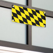 黒と黄色のバイエルダイヤモンド国旗のパターン 横断幕 (ビルの外側)