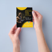 黒と黄色のフォトジムパーソナルトレーナーフィットF チラシ (手)