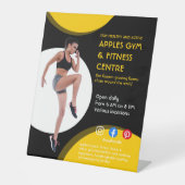 黒と黄色のフォトジムパーソナルトレーナーフィットF 台座サイン (正面)