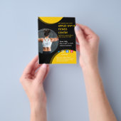 黒と黄色の写真のジムの女性パーソナルトレーナー フィット チラシ (手)