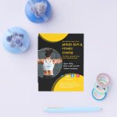 黒と黄色の写真のジムの女性パーソナルトレーナー フィット チラシ (シングル)