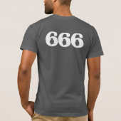 黒によってフットボールのジャージーの逆にされる十字のTシャツ Tシャツ (裏面)