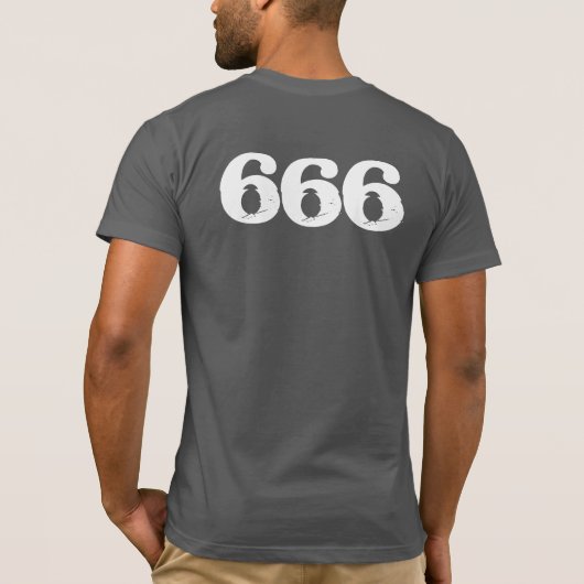 黒によってフットボールのジャージーの逆にされる十字のTシャツ Tシャツ (裏面)