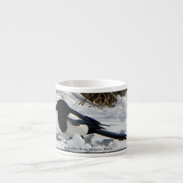 黒によって勘定書を出されるロッキー山脈のカササギのエスプレッソのマグ エスプレッソカップ