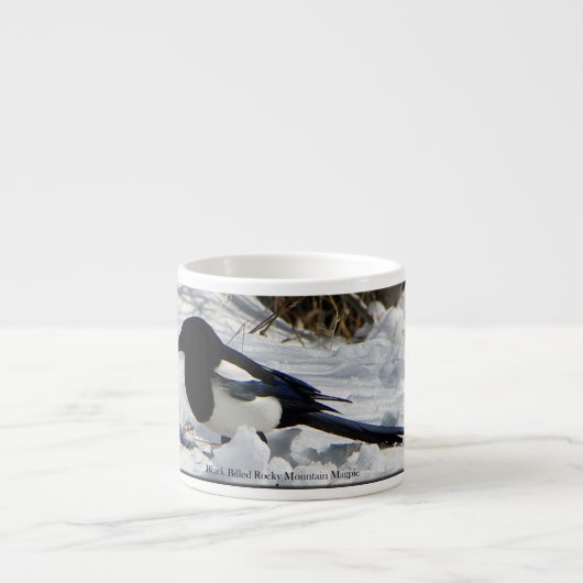黒によって勘定書を出されるロッキー山脈のカササギのエスプレッソのマグ エスプレッソカップ (正面)