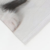 黒によって斑点を付けられる子ネコ フリースブランケット (角)