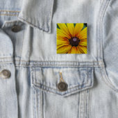 黒によって注目されるスーザンの花の正方形Pin 缶バッジ (インサイチュ)