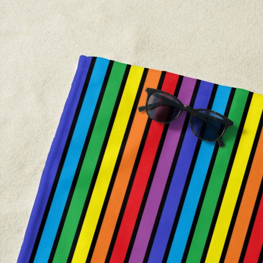 黒によって輪郭を描かれる虹は縞で飾ります ビーチタオル (インサイチュ)