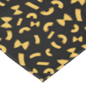 黒にクールおもしろいパスタマカロニ模様 テーブルクロス (アングル)