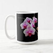 黒にピンクの蛾の蘭 – ファレノプシス コーヒーマグカップ (左)