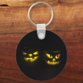 黒に不気味な黄色のグロー不気味なカボチャの顔 キーホルダー (正面)