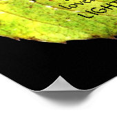 黒に対する緑がかった金ゴールドの明るい葉 ポスター (角)