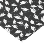 黒に浮かんだ白い卒業キャップ テーブルクロス (アングル)