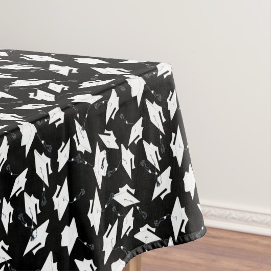 黒に浮かんだ白い卒業キャップ テーブルクロス (インサイチュ)