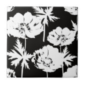 黒に白い花 タイル (正面)