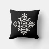 黒に白い装飾的なスノーフレークのシルエット クッション (裏面)