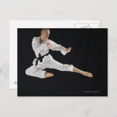 黒に空手キックを行う若者 ポストカード (正面/裏面)